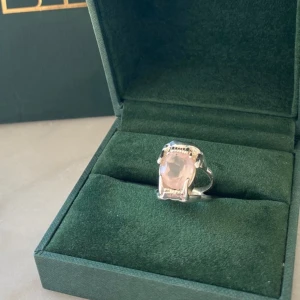 Maria Nilsdotter ring  - Säljer min jätte fina Maria Nilsdotter ring! Fick den av Maria Nilsdotter när hon fick ut sin nya kollektion för några år sen men inte så pass använd.  Storlek 18.