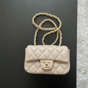 Beige väska - Lite mörkare mocha färg i verklighet. aldrig använd