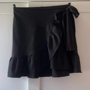 Två kjolar från veramoda den blåa är i storlek M och svarta S. 250kr/st eller båda för 450kr💖