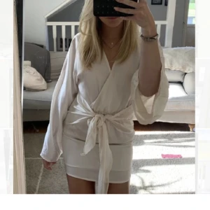 Vit siden klänning - Säljer denna vita siden klänning från gina, perfekt till studenten!! Har endast användt den 1 gång så i fel fritt skick!