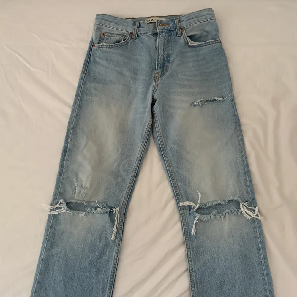 Jeans från Zara med hål, skit snygga inför sommaren💗 storlek 34. Jeans & Byxor.