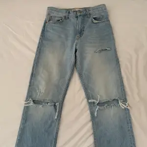 Jeans från Zara med hål, skit snygga inför sommaren💗 storlek 34