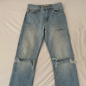 Jeans - Jeans från Zara med hål, skit snygga inför sommaren💗 storlek 34