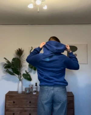 Blå hoodie!  - Mysig och lätt hoodie i mörk blå färg. Den är i toppen skick men säljer pga att jag inte andvänder den💕