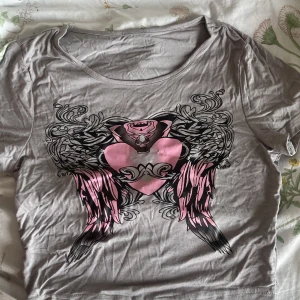 Y2k tröja, perfekt till sommaren  - En grå tröja med tryck, köpt secondhand. 