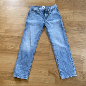 Jeans - Jeans sparsamt använda. Inköpt hösten 22. Storlek midja 29 och benlängd 32. Kommer från rökfritt hem. Djur finns