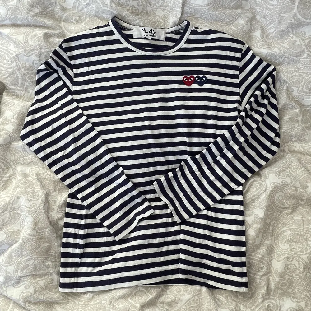 Tröja från COMME DES GARÇONS köpt på NK i Stockholm. Fint skick! Nypris 1399kr. Pris kan diskuteras vid snabb affär!. Tröjor & Koftor.