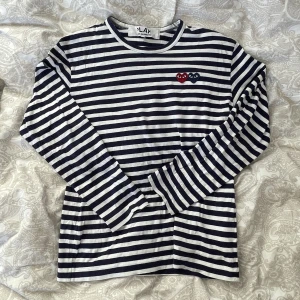 CDG tröja  - Tröja från COMME DES GARÇONS köpt på NK i Stockholm. Fint skick! Nypris 1399kr. Pris kan diskuteras vid snabb affär!