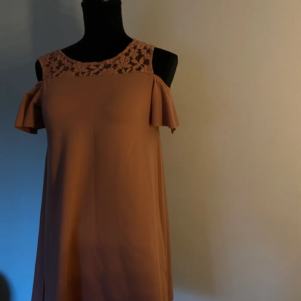 Jätte fin klänning i storlek 146/158. Väldigt fint skick och sååå fin☺️ Säljer pga för liten.. Klänningar.