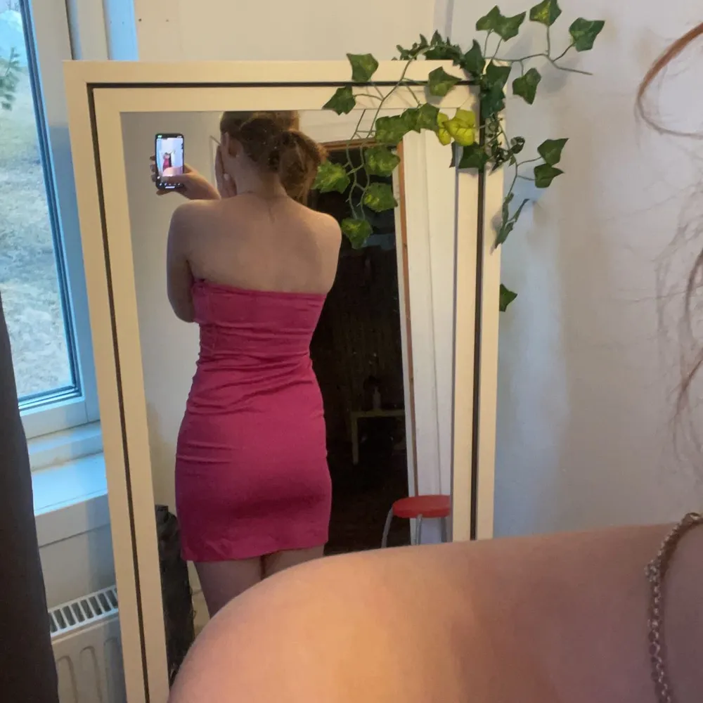 En rosa klänning som jag har haft ett tag men jag typ använt den 1 gång och nu kommer den inte till användning så säljer den och köparen står för frakten . Klänningar.