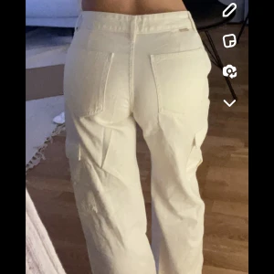 Cargobyxor - Midwaist cargobyxor från pull&bear med skitsnygg passform och färg! Men jag har för många byxor och tycker dessa förtjänar en bättre ägare😎 Skriv för bättre bilder