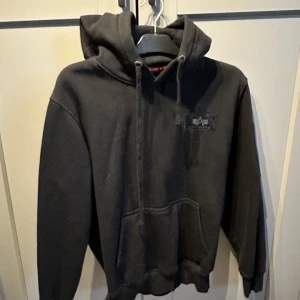 Alpha industries hoddie - Snygg hoddie, använd 1 gång  Storlek: M  Skick 10/10  Köpare står för frakt! 📦  Nypris: 800kr!