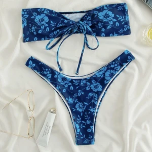 Blommig bikini - Blommig blå bandeu bikini i storlek S, insydd på sidorna för bättre passform (då den satt lite löst) därav priset ☺️✨