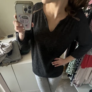 Trekvartsärmad stickad tröja - Trekvartsärmad stickad tröja. Köpt på Sellpy. Priset kan diskuteras. Storlek XS❤️ 60kr