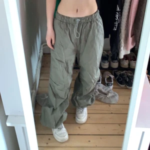 Parachute pants - Gröna parachute pants från junkyard.