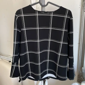 Tröja/ blus  - Fin blus, utsvängda armar. Jättebra skick. 