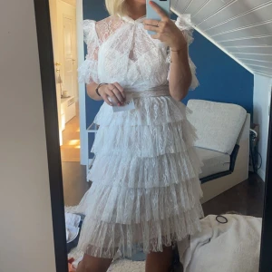 Studentklänning. By Malina - Säljer min studentklänning från by malina i storlek M. Använd en gång utan några skador! Jag är 1,68cm