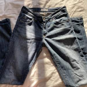 Fina Lågmidjade bootcut jeans från Lee. Köparen står för frakten. 💛