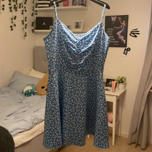 Sommar kläning  - Har inte använt den så mycket ❤️Fint skick! Köptes för 109kr