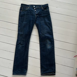 Levis 501  - Säljer mina Levis 501 jeans då jag inte använder dem längre. Det är en liten slitning på vänstra knät men inga andra skador. Annars så är de i fint skick. De har storleken W29 L32. Frakt ingår inte 