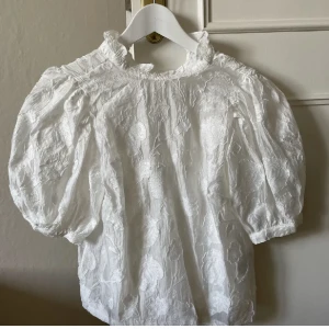Blus med puffärmar  - Säljer denna fina blus. Fick precis hem den från plick men den passade inte mig. Står storlek 38 men passar 34-36 bättre. ❤️