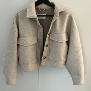 Beige jacka - Säljer denna fina jacka från stradivarius💞Den är använd men är som ny i skicket. Hör av er vid intresse, kan även tänka mig att gå ner i pris💗