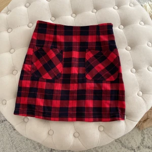 Kort kjol - Kort kjol storlek 34 (uk 6). Använd få ggr, inga skavanker, dragkedja på sidan. Hög midja och figurnära 