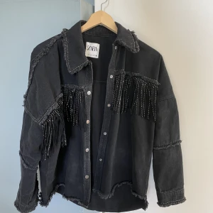 Zara jeansjacka  - Säljer nu denna svarta jeansjacka med fransar från Zara💓 Finns inga defekter Skriv för fler bilder m.m💓