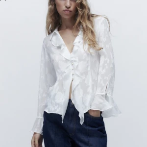 Vit blus  - Vit blus från zara i storlek Xs. Nypris: 359 kr 