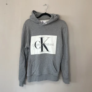 Hoodie - Inte så använd men sliten vid trycket