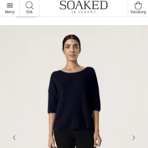 Stickad kortärmad tröja - Säljer denna stickade tröjan med trekvartsärmar som är näst intill ny! Nypris 700! 