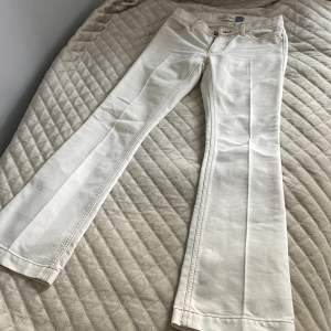 Super snygga bootcut jeans, köpt i vintras. Säljer då de ej kommer till andvändning!💕