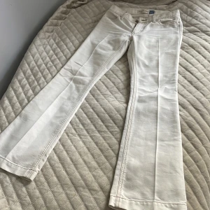 Lågmidjade bootcut jeans - Super snygga bootcut jeans, köpt i vintras. Säljer då de ej kommer till andvändning!💕