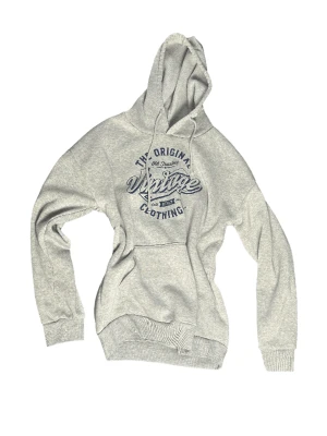 Grå hoodie med blå print - Grå hoodie med blå print, jätte mjuk och tunn! Bra för sommar! Har dock en liten skada vid fram fickan, därför säljer jag den billigare.