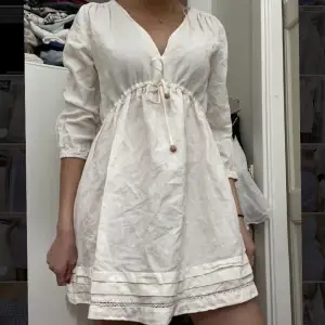 Så fin somrig klänning från zara helt oanvänd, köpt för 400 o säljer nu för 200 då jag aldrig användt den, jätteskön i linne material💞