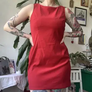 Röd mjuk vintageklänning i a-line modell. Köpt på Beyond Retro