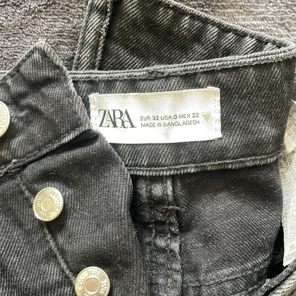 Jag säljer ett par fina mörkgrå zara jeans då de har blivit för små för mig. Denna modellen har även slutat säljas på Zara.   skriv vid frågor <3   köparen står för frakt. Jeans & Byxor.