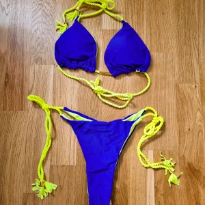 Bikini  - Snygg dubbelfärgad blå/neongul bikini. Kan vändas om man vill ha den gula sidan framme ist. Överdel: M Underdel: L Helt ny, endast tagen ur förpackningen för fotografering. 