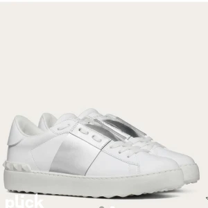 Valentino skor - Lägger ut igen pga oseriös köpare! Vill sälja dessa snabbt så priset går absolut att diskutera. Skriv för mer bilder eller frågor💕