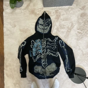 Cactus Jack hoodie - Säljer denna coola tröjan från Travis Scott 🦴🩻 -Storlek M -Skick 10/10 -Originalt pris 2800kr Passar även tjejer mycekt bra som en oversized hoodie😉 Vid tankar och funderingar så att det såklart bara att skiva! :)