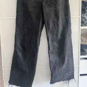 Svarta jeans med sliten bottnar🖤