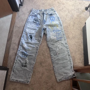 Byxor  - 1 bilden:  Jeans storlek 140 (150kr, använd 1 gång, super sköna och sjukt snygga) Pyjamas byxor (storlek S, 120kr, super sköna) Sammet lila mjukisbyxor (storlek S, SÅ SKÖNA!!! 75kr)