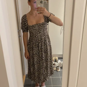 Leopard klänning 🐆  - Oanvänd leopardklänning i storlek S men som passar allt från S-L då den är väldigt stretchig. Har öppen rygg och går att ha på sig den på två olika vis. Från h&m 🐆🫶