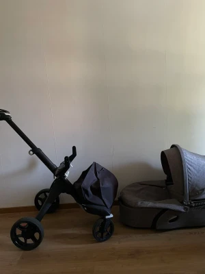 Barnvagn - Min mamma köpte den för 13399kr och vi har använt den bara i ett år de ser helt ny ut och den har inget problem och jag vill sälja den för att min mamma har en liten tjej till så vi har en dubbel barnvagn 