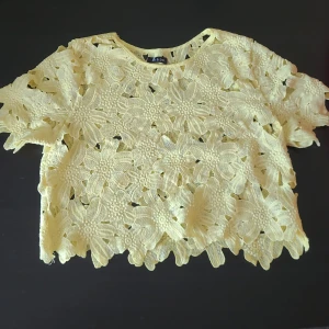 Topp - Jättefin gul topp från do & be i storlek L (passar mig som har S). Kan fraktas men köparen står för frakten 💗