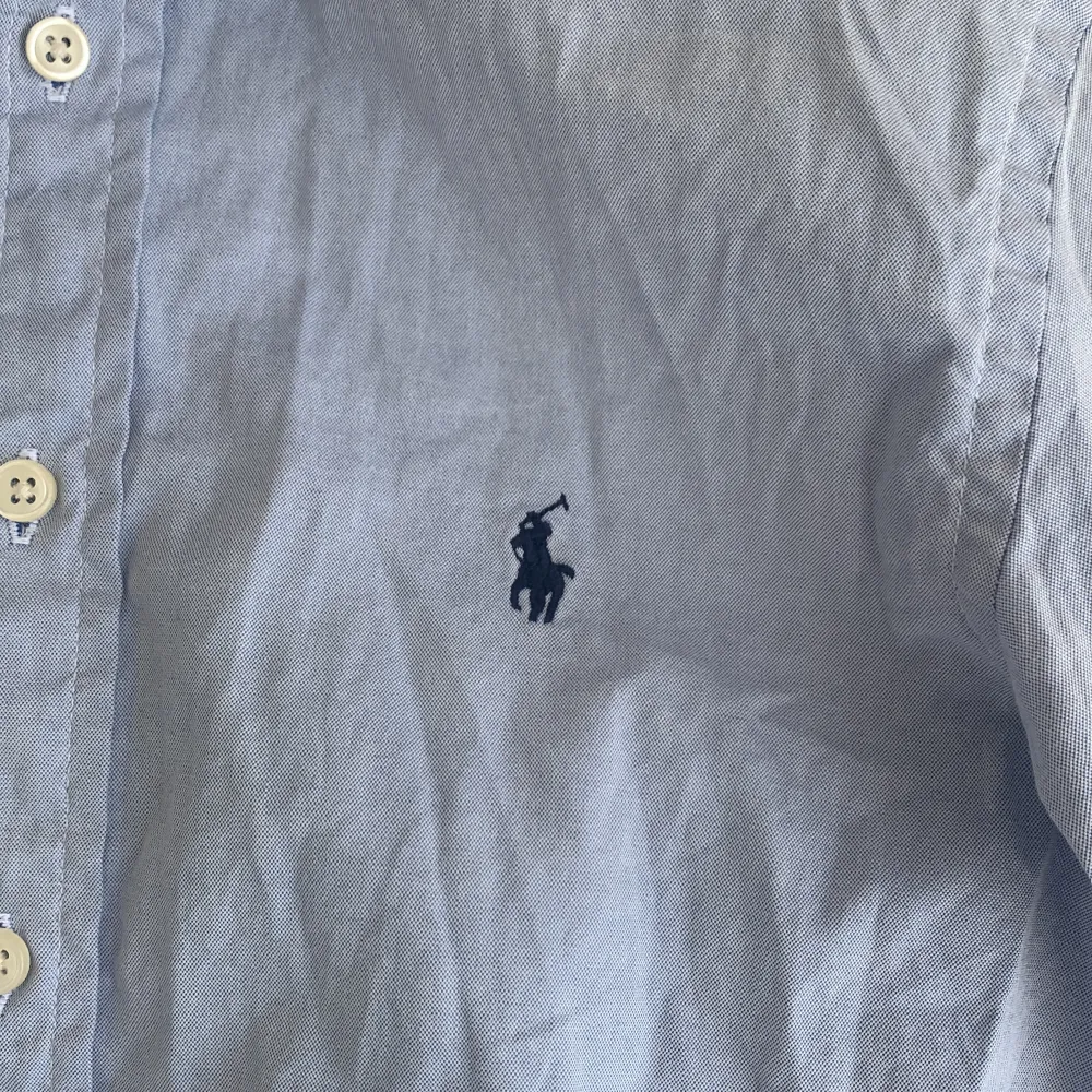 Säljer min Ralph Lauren skjorta skick 9/10 knappt använd så gott som ny. Skjortor.