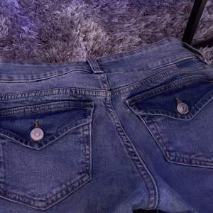 H&m’s supersnygga slutsålda lågmidjade jeans, tyvärr blivit förkorta på mig, snygga fickor på baksidan och har inga defekter, använda men i mycket bra skick (tryck inte på köp nu)