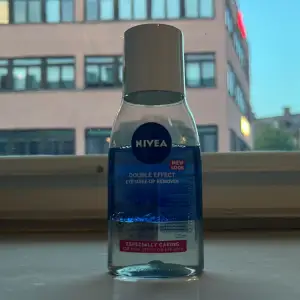 Effektiv sminkborttagning från nivea som är till för den kännsliga huden runt ögonen, men den funkar att använda i hela ansiktet. Jag har använt ca 1/5 av den redan (därav det billiga priset). Skriv vid frågor!🌸✨💕