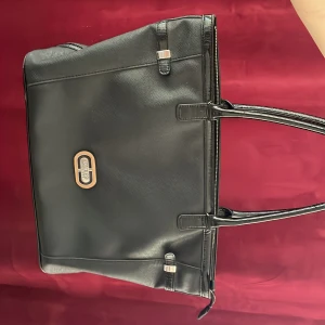 Guess väska - Detta är en guess väska som är använd. Den är lite sliten på handtagen, men det är inte något som märks. Inuti väskan är det leopard material med två fickor på sidorna.