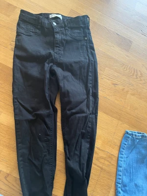 Jeans  - Svarta jeans från Gina i modellen Molly